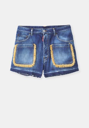 Shorts in denim blu scuro con frange gialle attorno a grandi tasche frontali. Presentano un bottone e una chiusura con zip, con bordi sfrangiati.