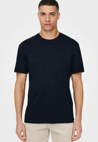 Marineblaues Baumwoll-T-Shirt mit kurzen Ärmeln und Rundhalsausschnitt. Klassischer Schnitt mit glatter Textur und ohne sichtbare Muster oder Verzierungen.