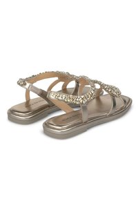 Metalen gouden sandalen met verhoogde, decoratieve banden versierd met heldere rhinestones. Platte zool met een gladde afwerking en een open achterkant ontwerp.