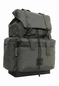 Mochila verde oliva con un diseño de parte superior enrollable, tela texturizada, correas ajustables, acentos negros y un cierre de hebilla seguro.