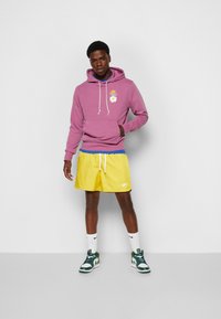 Nike Sportswear M NSW SPE WVN LND FLOW SHORT - Calças de fato de treino - vivid sulfur/white