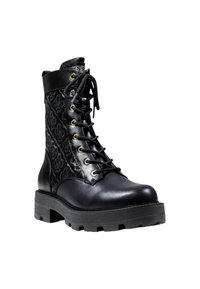Bottines de combat en cuir noir avec semelle épaisse à motifs, œillets dorés, lacets noirs et côtés matelassés présentant un motif en relief subtil.