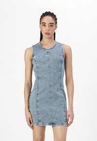 Vestido de ganga sem mangas em azul claro com um corte ajustado, decote redondo e detalhes de costura. Apresenta uma bainha desfiada e um design minimalista.