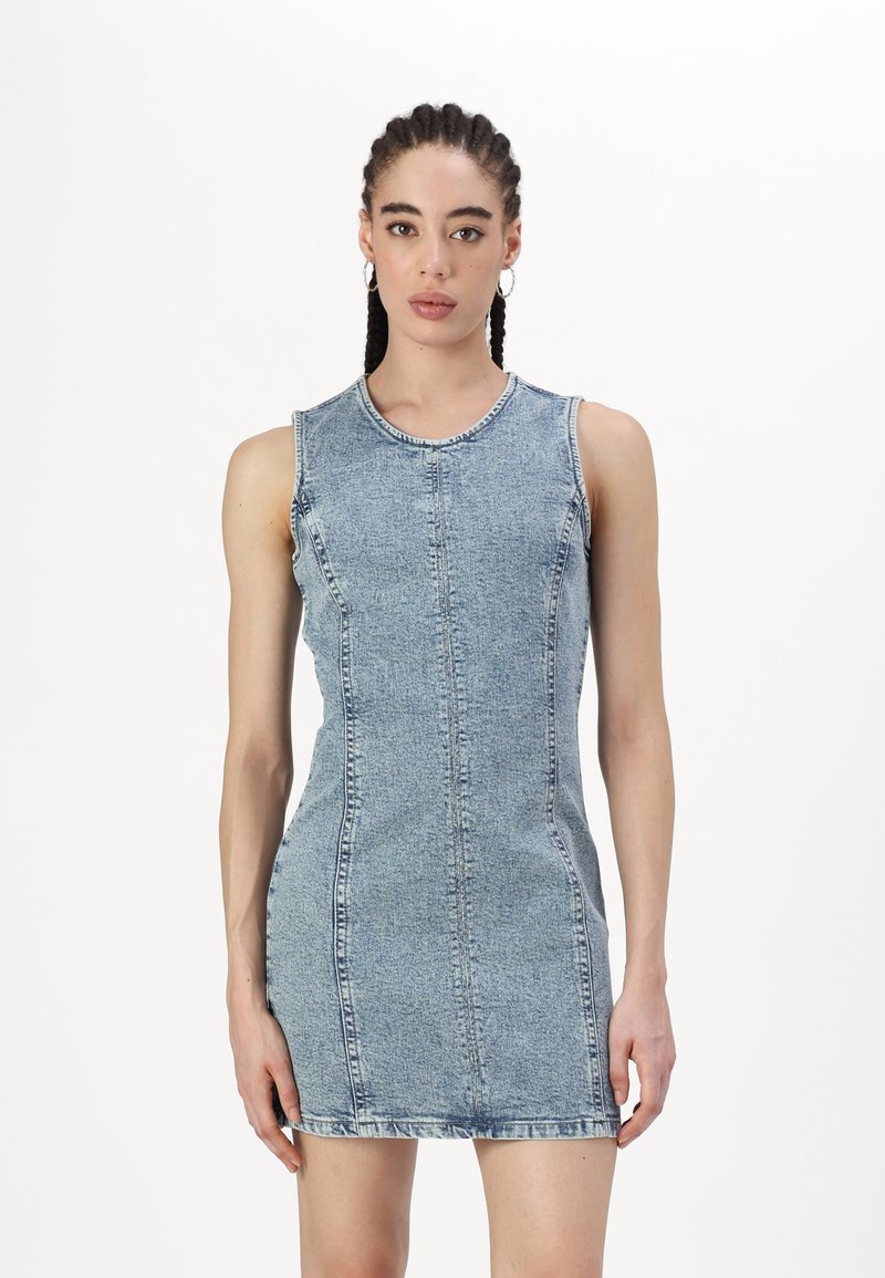 Vestido de ganga sem mangas em azul claro com um corte ajustado, decote redondo e detalhes de costura. Apresenta uma bainha desfiada e um design minimalista.