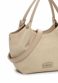 Bolso tote de cuero beige con dos asas para el hombro, una correa cruzada desmontable y una pequeña placa metálica con el logotipo "EMILY & NOAH".