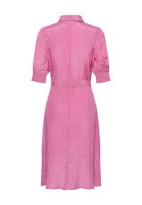 Robe rose avec manches courtes bouffantes, col à revers, ceinture à la taille et texture lisse. Présente une coupe droite et un ourlet arrivant au genou.