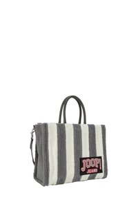 Sac fourre-tout rayé gris et blanc en tissu texturé avec un logo en patch. Il dispose de poignées supérieures et d'une bandoulière amovible.