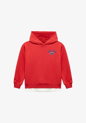 Haut à capuche rouge avec une poche avant, portant un texte brodé "GREAT DAY" en bleu marine et un design de football. Matière en mélange de coton, coupe décontractée.