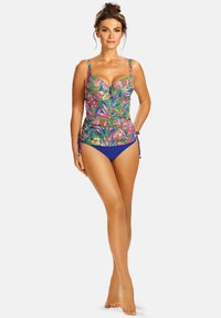 Tankini w kwiatowy wzór w kolorach zielonym, różowym i niebieskim, z regulowanymi ramiączkami, w połączeniu z jednolitymi niebieskimi majtkami bikini. Gładki materiał i związane akcenty.