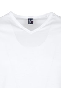 Witte T-shirt met korte mouwen en een V-hals ontwerp met een gladde textuur. Merklabel "ALAN RED" zichtbaar bij de halslijn. Maat: M.
