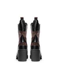 Hnědé a černé kožené kotníkové boty s kulatou špičkou, vysokým blokovým podpatkem a kontrastními trojúhelníkovými panely po stranách. Gumená podrážka.