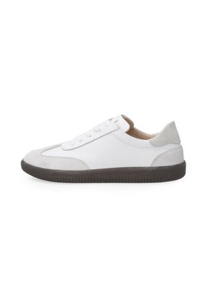 Baskets en cuir blanc avec des accents en suédine grise, lacets plats, bout rond et semelle en caoutchouc texturée de couleur sombre, présentant un design épuré.