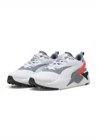 Hvide atletiske sneakers med grå og røde detaljer. Tekstureret mesh-overdel, polstret krave og et mønstret gummi ydersål.