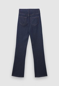 Jean droit bleu foncé avec un ourlet légèrement évasé, comportant deux poches arrière et des surpiqûres contrastantes orange.