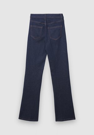 Jean droit bleu foncé avec un ourlet légèrement évasé, comportant deux poches arrière et des surpiqûres contrastantes orange.