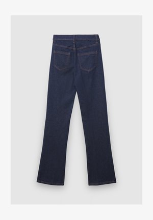 Dunkelblaue Jeans mit geradem Bein und leicht ausgestelltem Saum, mit zwei Gesäßtaschen und kontrastierenden orangefarbenen Nähten.