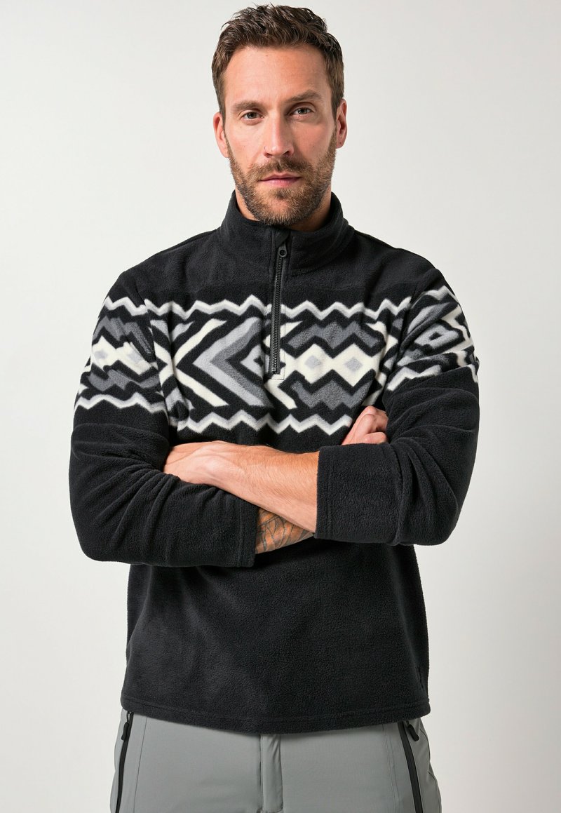 Sudadera de forro polar negra con cuello alto, que presenta un patrón geométrico en blanco y gris en el pecho. Textura suave y media cremallera en el frente.