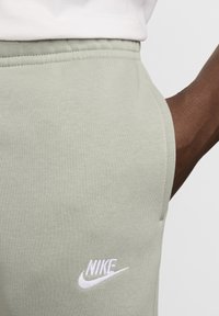 Nike Sportswear CLUB JGGR - Tepláky - jade horizon jade horizon white