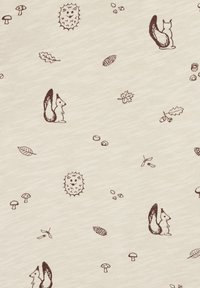 Katoenen stof met een lichtbeige achtergrond waarop bruine illustraties van eekhoorns, paddenstoelen, bladeren en dennenappels te zien zijn, waardoor een natuurthema-patroon ontstaat.