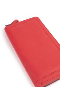 Portafoglio in pelle rossa con una texture liscia, chiusura con zip e bordi impunturati. Presenta un logo goffrato discreto sulla parte anteriore.