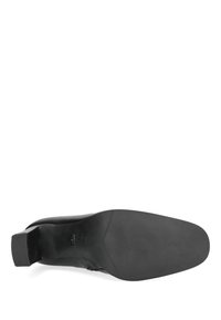 Czarny skórzany but o gładkiej powierzchni, zaokrąglonym nosku, umiarkowanym obcasie typu blok i teksturowanej gumowej podeszwie. Minimalistyczny design, bez widocznych ozdób.