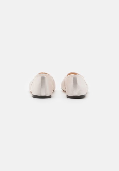 Lyserøde bløde stofballetsko med rund tå, lav sort hæl og en diskret grå stribe bagpå. Simpelt og glat design.