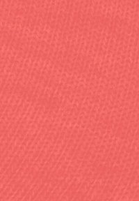 Koralowa dzianina o gładkiej fakturze, posiadająca subtelny skośny prążkowany wzór. Kolor jest jednolity, o miękkim, ciepłym wyglądzie.