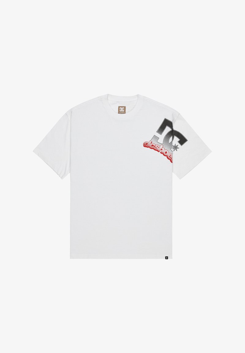 Biała koszulka z krótkim rękawem z dużym czarno-czerwonym logo DC Shoes na górnej lewej części klatki piersiowej.