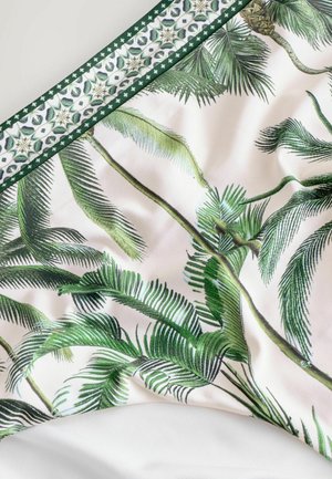 Tropisch afdrukstof met groene palmbladeren op een witte achtergrond, met een gemusterde donkergroene band aan de bovenkant. Zachte, gladde textuur.