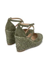 Zielone zamszowe buty na koturnie z plecionym jutowym obcasem i paskiem na kostkę, z gładką cholewką i otwartym noskiem.