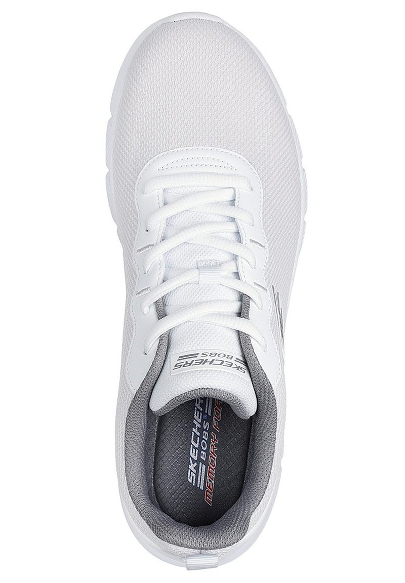 Weißer Sneaker mit Mesh-Obermaterial, abgerundeter Zehenpartie, gepolstertem Kragen und flachen Schnürsenkeln. Verfügt über graue Akzente und eine "Memory Foam"-Einlegesohle für Komfort.