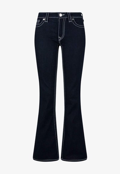 Jeans foncés évasés en denim, avec des coutures blanches, une taille haute, cinq poches et une fermeture à bouton classique.