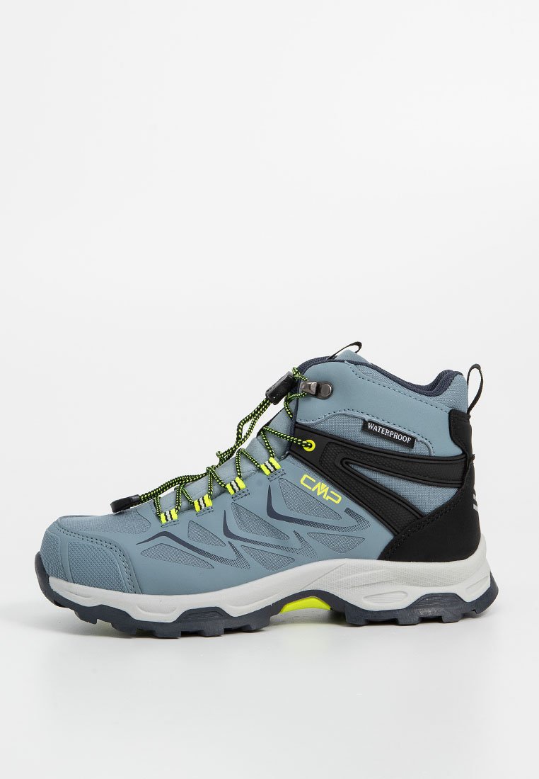 Botte de randonnée imperméable en bleu clair avec des accents noirs. Caractéristiques d'un dessus texturé, de lacets verts et d'une semelle blanche épaisse avec une traction.