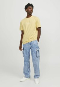 Jack & Jones JORVESTERBRO CREW NECK - Trükipildiga T-särk - italian straw