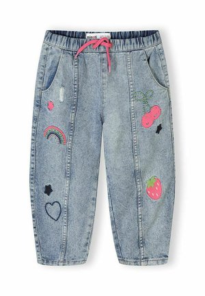 Jasnoniebieskie dziecięce dżinsy ze różowym sznurkiem, z haftowanymi tęczą, wiśniami, truskawką, sercami i gwiazdkami naszywkami z przodu.