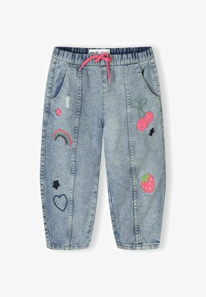 Világoskék gyermek farmer nadrág rózsaszín húzózsinórral, hímzett szivárvány, cseresznye, eper, szívek és csillag foltokkal az elején.