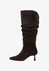 Seleccionado, marron