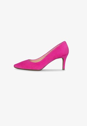 Zapato de tacón alto para mujer de ante rosa brillante con punta afilada y tacón de aguja delgado sobre fondo blanco.