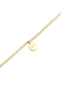 Goldfarbener Armreif mit linked-chain Design, ausgestattet mit einem runden Anhänger, der mit "925" graviert ist und die Silberqualität anzeigt. Glatte Oberfläche.
