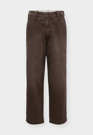 Hollister Co., JUL2 Y2K BAGGY CHINO - BROWN 1CC - Pantalon classique - brown