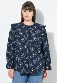 Blusa navy con stampa floreale, caratterizzata da spalle arricciate, chiusura frontale con bottoni e maniche lunghe. Realizzata in tessuto leggero.