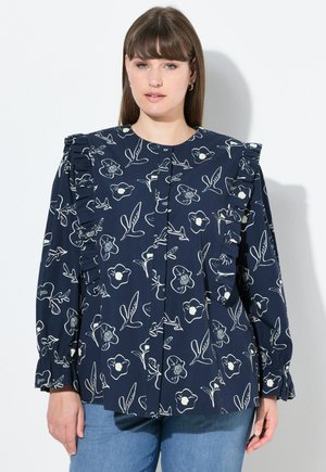 Blusa navy con stampa floreale, caratterizzata da spalle arricciate, chiusura frontale con bottoni e maniche lunghe. Realizzata in tessuto leggero.