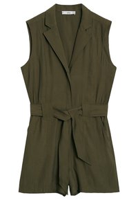 Combinaison sans manches en vert olive avec un col, une taille ceinture, deux poches avant et un short à coupe droite. Texture de tissu lisse.