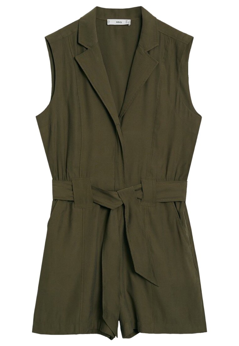 Combinaison sans manches en vert olive avec un col, une taille ceinture, deux poches avant et un short à coupe droite. Texture de tissu lisse.