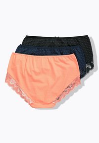 Tre paia di biancheria intima femminile: uno pesca con pois e bordo in pizzo, uno blu navy con pois e uno nero con dettagli in pizzo.