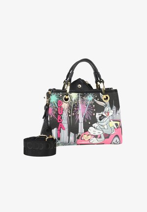 Borsa nera con skyline di Dubai, fuochi d'artificio colorati, Bugs Bunny su un'auto rosa, dettagli in oro e tracolla nera removibile.