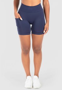 Granatowe szorty sportowe z wysokim stanem, teksturowana tkanina i boczna kieszeń. Zaprojektowane z myślą o komforcie i swobodzie ruchów.