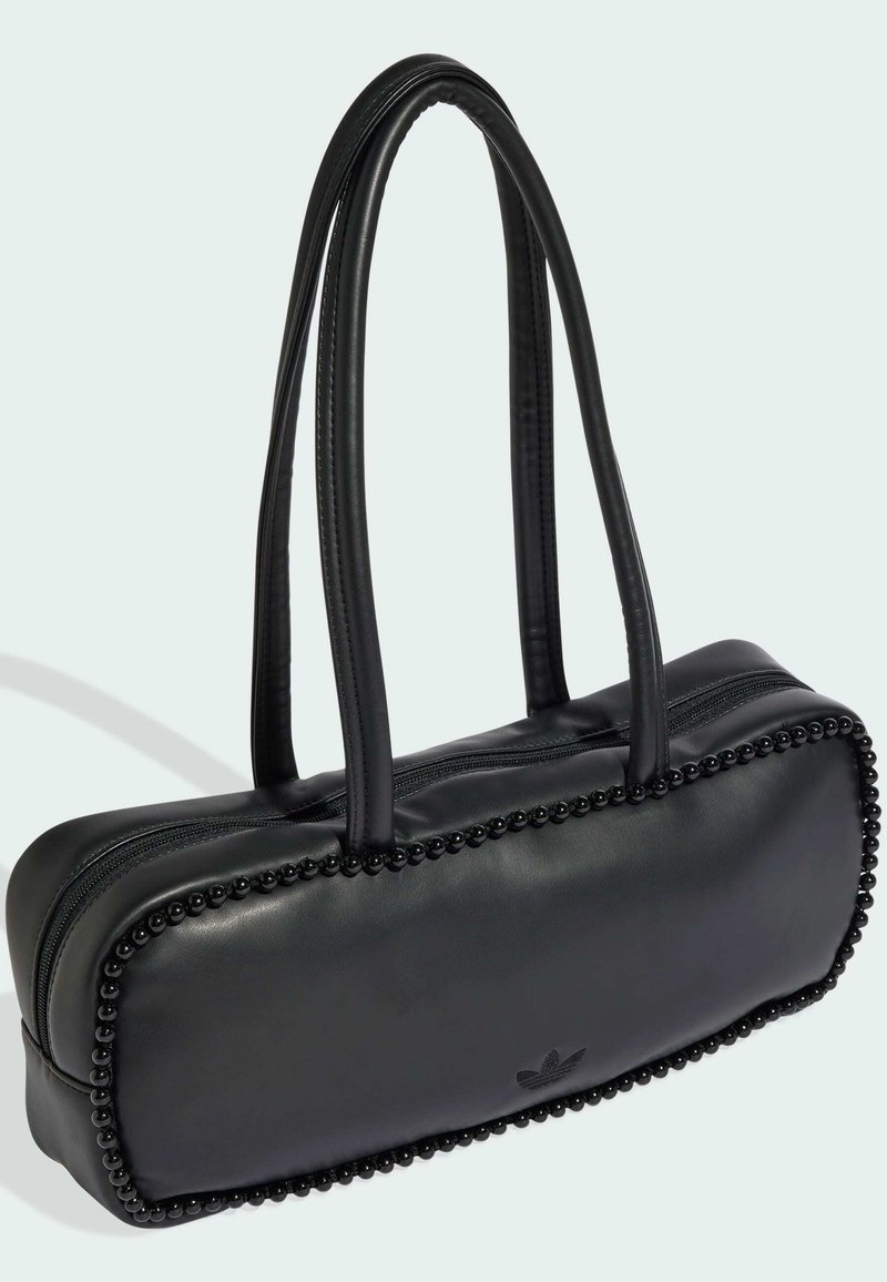 Borsa rettangolare nera con angoli arrotondati, rifinitura con perline, doppio manico lungo e chiusura superiore con zip.