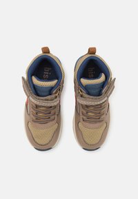 Bruine en tan sneakers met mesh accenten, blauwe voering en een klittenbandsluiting. Voorzien van een gestructureerd oppervlak en contrasterend rood ontwerp.
