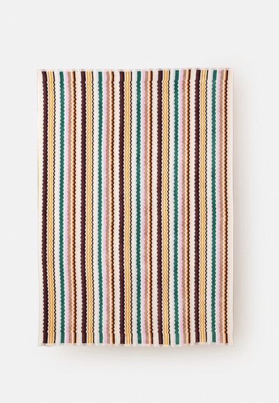 Motif à rayures verticales avec des lignes ondulées alternées en marron, vert, orange, rose et blanc sur un fond en tissu rectangulaire.